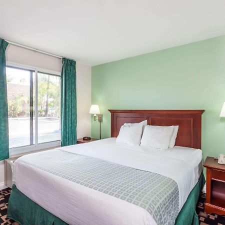 Ramada By Wyndham Oceanside Hotel Екстериор снимка