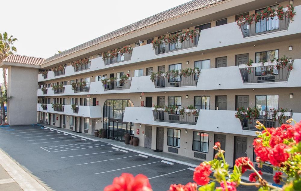 Ramada By Wyndham Oceanside Hotel Екстериор снимка