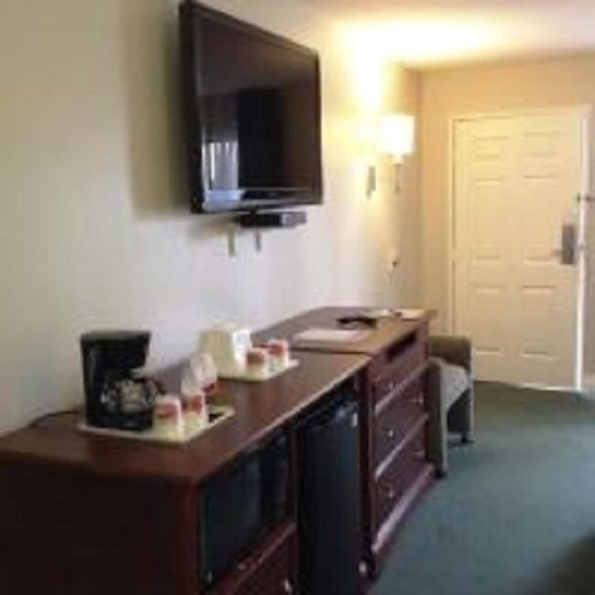 Ramada By Wyndham Oceanside Hotel Екстериор снимка