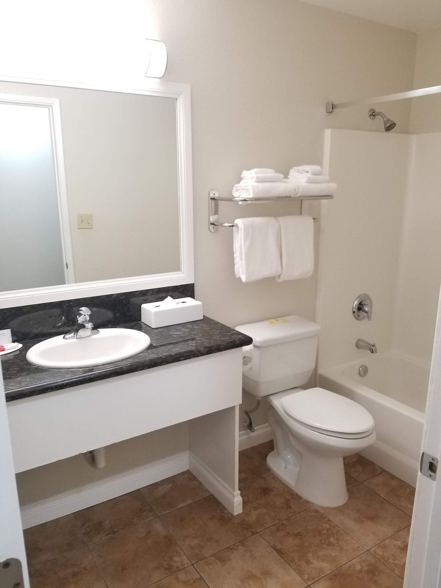 Ramada By Wyndham Oceanside Hotel Екстериор снимка