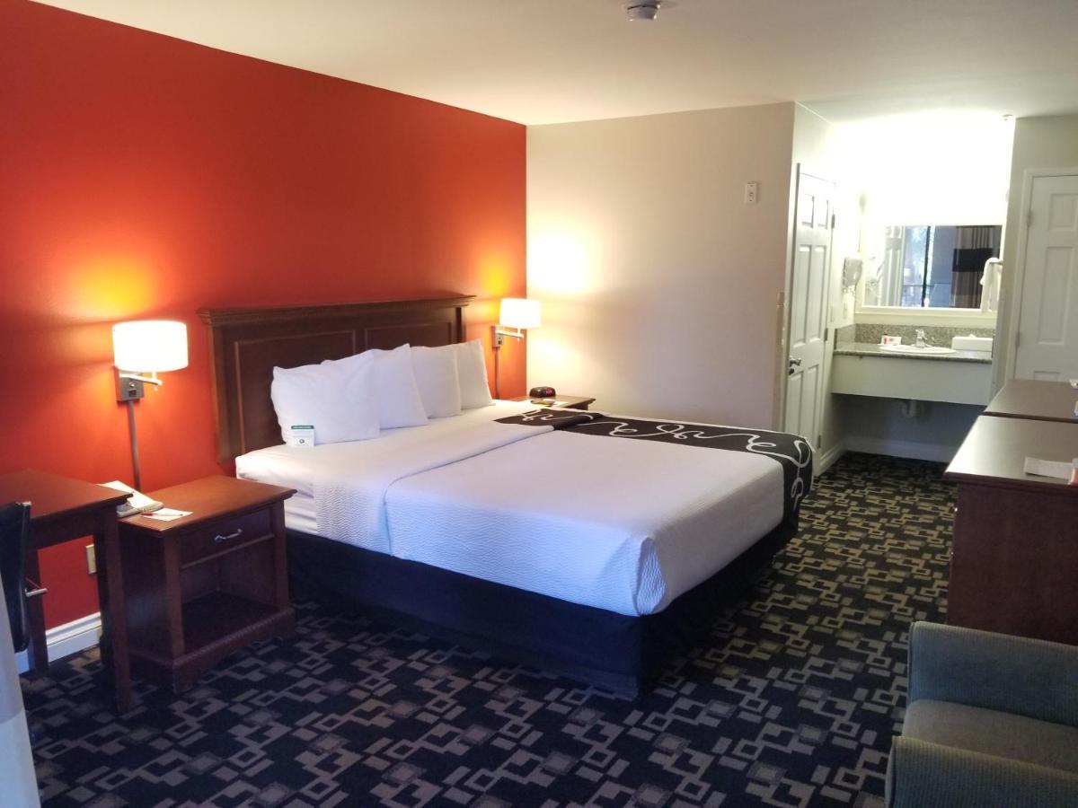 Ramada By Wyndham Oceanside Hotel Екстериор снимка