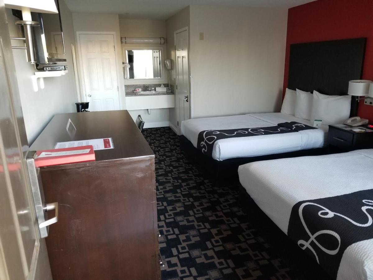 Ramada By Wyndham Oceanside Hotel Екстериор снимка